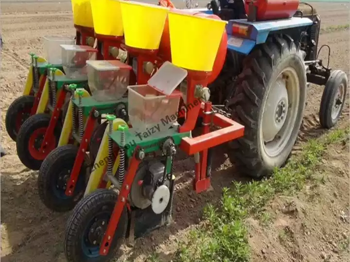Sembradora de maíz con tractor.