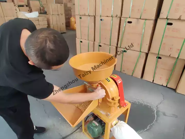 Machine de moulin à grains de maïs fonctionnant