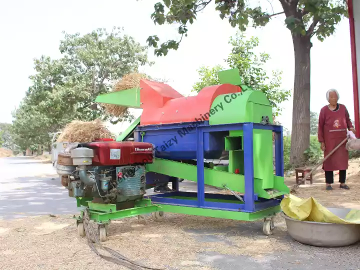 Máquina peladora y trilladora de maíz funcionando